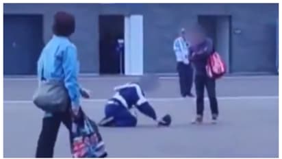 സെക്യൂരിറ്റി ജീവക്കാരനോട് മുട്ടുകുത്തി വണങ്ങാന് ആവശ്യപ്പെട്ട് വിനോദ സഞ്ചാരി; രൂക്ഷ വിമർശനം