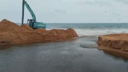 അഞ്ചുതെങ്ങ് കായലിൽ നിന്നും വെള്ളം കടലിലേക്ക് ശക്തിയായി ഒഴുകിത്തുടങ്ങി; മുതലപ്പൊഴിയിൽ മണ്ണ് നീക്കം പൂർണമായി