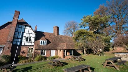 എങ്ങോട്ട് തിരിഞ്ഞാലും 'പ്രേതങ്ങൾ' മാത്രമുള്ളൊരു ​ഗ്രാമം, തൂങ്ങിക്കിടക്കുന്ന സ്കൂള്‍ മാഷും, അലറുന്നൊരാളും