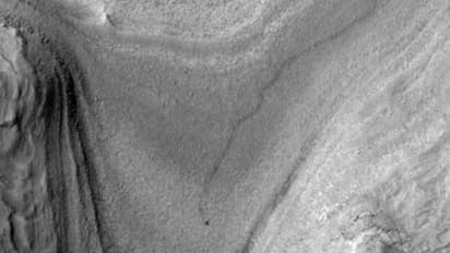 ചൊവ്വയില് പാമ്പുപോലെ ഇഴഞ്ഞിഴഞ്ഞ് ക്യൂരിയോസിറ്റി റോവര്; ചിത്രം പകര്ത്തി റിക്കോണിസൻസ് ഓബിറ്റർ