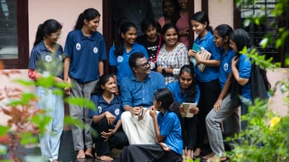 'ഈ വീട്ടിൽ ആരെങ്കിലും ലഹരി ഉപയോഗിക്കുമോ?', ലഹരിവിരുദ്ധ സന്ദേശവുമായി കുട്ടിക്കൂട്ടം, വീട് കയറി ക്യാമ്പയിൻ