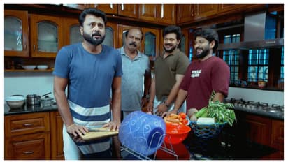 രേവതിക്കും കൂട്ടുകാർക്കും ഭക്ഷണം ഉണ്ടാക്കാൻ അടുക്കളയിൽ കയറി ശ്രീകാന്ത് - ചെമ്പനീർ പൂവ് സീരിയൽ റിവ്യൂ