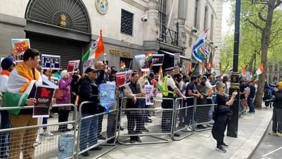 ലണ്ടൻ ഇന്ത്യൻ ഹൈക്കമ്മീഷന് മുന്നിൽ തടിച്ചുകൂടി പാക് പ്രതിഷേധക്കാർ, പിന്നാലെ ഇന്ത്യക്കാരുമെത്തി, തടഞ്ഞ് പൊലീസ്