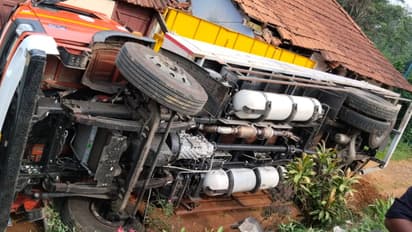 വയനാട്ടിൽ സിഎൻജി സിലിണ്ടറുകളുമായി പോയ അദാനി ഗ്യാസിന്റെ ലോറി മറിഞ്ഞു; എസ്റ്റേറ്റ് പാടി തകർന്നു, ആളപായമില്ല