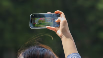 ಬಾಯ್‌ಫ್ರೆಂಡ್‌ನನ್ನು ಖುಷಿಪಡಿಸಲು, ವಿದ್ಯಾರ್ಥಿನಿಯರ ನಗ್ನ ವಿಡಿಯೋ ಕಳಿಸ್ತಿದ್ದ ಯುವತಿ