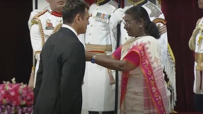 పద్మ భూషణ్ అందుకున్న అజిత్.. తండ్రిని తలుచుకుని భావోద్వేగం 