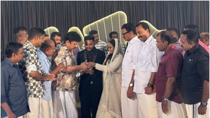 വിവാഹ ദിനത്തിലും പൊതിച്ചോർ വിതരണം മുടക്കിയില്ല; മാതൃകയായി കൊല്ലത്തെ നവദമ്പതികൾ