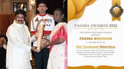 రాష్ట్రపతి చేతుల మీదుగా బాలయ్యకి పద్మభూషణ్ అవార్డు, నారా లోకేష్ తో సహా ఫ్యామిలీ మొత్తం హాజరు