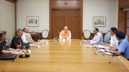 പ്രധാനമന്ത്രിയുടെ ദില്ലിയിലെ വസതിയിൽ നിർണായക യോഗം; സൈനിക മേധാവിമാരും പ്രതിരോധ മന്ത്രിയും പങ്കെടുക്കുന്നു