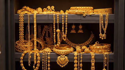 ಅಕ್ಷಯ ತೃತೀಯ ಬೆನ್ನಲ್ಲೇ ಬಂಗಾರ ಬೆಲೆಯಲ್ಲಿ ಇಳಿಕೆ, ಖರೀದಿಗೆ ಮುಗಿಬಿದ್ದ ಜನ