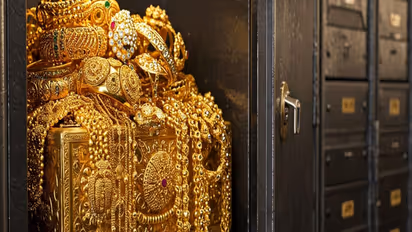 ಒಂದಲ್ಲ, ಎರಡಲ್ಲ ಬರೋಬ್ಬರಿ 10 ಸಾವಿರ ಇಳಿಕೆ.... ಚಿನ್ನದಂಗಡಿಗೆ ಜನರ ದಾಂಗುಡಿ