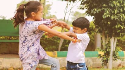 Parenting Tips : मुलं एकमेकांशी सतत भांडण करतात? पालकांनी वेळीच घ्या काळजी, अन्यथा...