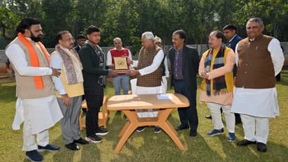 சதம் விளாசி சரித்திரம் படைத்த வைபவ் சூர்யவன்ஷிக்கு ரூ.10 லட்சம்: பீகார் முதல்வர் அறிவிப்பு!