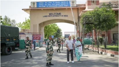 സമയം അവസാനിച്ചു, പാക്ക് നയതന്ത്ര ഉദ്യോഗസ്ഥരും സൈനിക ഉദ്യോഗസ്ഥരും മടങ്ങി