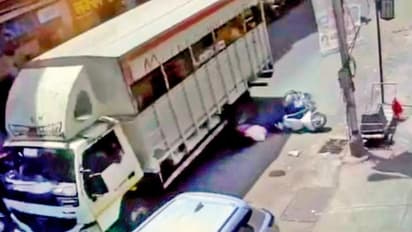 ഇടതുവശത്തുകൂടി ലോറിയെ ഓവർടേക്ക് ചെയ്യവെ പെട്ടെന്ന് ബ്രേക്കിട്ടു; ടയറിനടിയിൽപ്പെട്ട് 18കാരിക്ക് ദാരുണാന്ത്യം