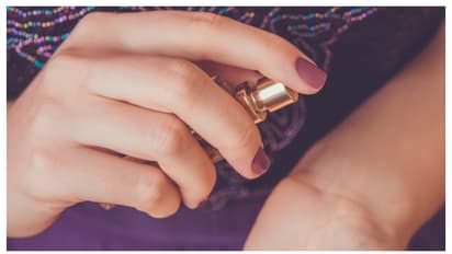 വസ്ത്രങ്ങളിൽ നിന്നും പെർഫ്യൂമിന്റെ കറ മാറുന്നില്ലേ? എങ്കിൽ ഇതാണ് പ്രശ്നം