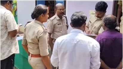 കഴുത്തിന് വെട്ടേറ്റ് കിടപ്പുമുറിയിൽ ഓമനയുടെ മൃതദേഹം, മൂത്തമകളെ വിവരമറിയിച്ചത് പ്രതി തന്നെ, കൊടും ക്രൂരത