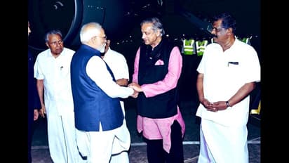 நம்முடன் சசிதரூர் இருப்பதைப் பார்த்தல் காங்கிரசில் சிலருக்கு தூக்கம் கெடும்; பிரதமர் நகைச்சுவை!!