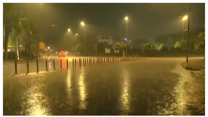 രാജ്യ തലസ്ഥാനത്ത് കനത്ത മഴ, കാറ്റ് 200ഓളം വിമാനങ്ങൾ വൈകി, വീടിന് മുകളിൽ മരംവീണ് 3 കുട്ടികളടക്കം 4 മരണം