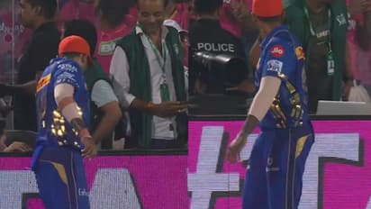 സിക്സ് അടിച്ച പന്ത് തെരയാൻ പോയി സൂര്യകുമാർ യാദവ്,ഇത് 'കണ്ടം ക്രിക്കറ്റല്ല', ഐപിഎല്ലാണെന്ന് ഓർമിപ്പിച്ച് ആരാധകർ