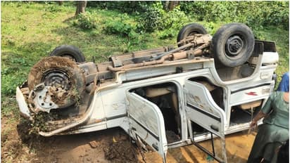 വിനോദ സഞ്ചാരികൾ സഞ്ചരിച്ച ജീപ്പ് തലകീഴായി മറിഞ്ഞു, അപകടത്തിൽ  4 കുട്ടികൾ ഉൾപ്പടെ 10 പേർക്ക് പരിക്ക്