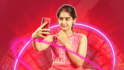 മൊബൈല്‍ അഡിക്ഷന്‍റെ കഥയുമായി 'ഈ വലയം'; ഫസ്റ്റ് ലുക്ക് എത്തി