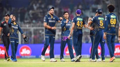 ഡല്‍ഹി ക്യാപിറ്റല്‍സിനെതിരെ ഗുജറാത്ത് ടൈറ്റന്‍സിന് ടോസ്; ഇരു ടീമിലും മാറ്റം, സ്റ്റാര്‍ക്കിന് പകരം മുസ്തഫിസുര്‍