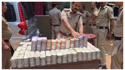 കൊടുവള്ളി വട്ടോളിയിൽ കർണാടക രജിസ്ട്രേഷൻ കാർ പരിശോധിച്ചപ്പോൾ പൊലീസും ഞെട്ടി, ഉള്ളിൽ കെട്ടുകണക്കിന് പണം!