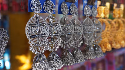 കടയിൽ നിന്ന് വാങ്ങിയ സാധനം തിരികെ നൽകി 15കാരി, നിരസിച്ച് ജീവനക്കാരൻ; ബ്ലേഡ് കൊണ്ട് ആക്രമിച്ച് പെണ്കുട്ടി