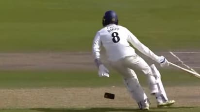 എന്നാലും ഇതെങ്ങനെ വന്നു! റണ്ണിനായി ഒടുന്നതിനിടെ ബാറ്ററുടെ പോക്കറ്റില് നിന്ന് സ്മാട്ട്ഫോണ് വീണു; വീഡിയോ