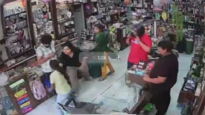 വാങ്ങിയ സാധനം പലവട്ടം തിരികെ നൽകി, തിരിച്ചെടുക്കില്ലെന്ന് ഉടമ, കടയിൽ 15കാരിയുടെ ക്രൂരത, വീഡിയോ