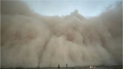 അന്തരീക്ഷത്തെ വിഴുങ്ങി തിരമാല പോലെ ഉയർന്നു പൊങ്ങി പൊടിപടലങ്ങൾ, അപൂർവ്വ പ്രതിഭാസത്തിന് സാക്ഷ്യം വഹിച്ച് സൗദി