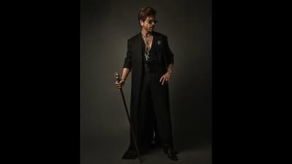 மெட் காலா ஃபேஷன் ஷோவில் ஷாருக்கான் – கையில் புலி செங்கோல், கழுத்தில் K நெக்லஸ்!