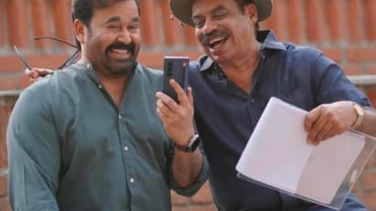 കുസൃതിയോടെ മോഹൻലാല്, സത്യൻ അന്തിക്കാടിനൊപ്പമുള്ള ഫോട്ടോ ചര്ച്ചയാകുന്നു