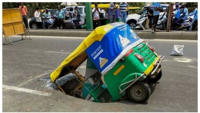 റോഡ് പുതിയത്, ആറ് വരി പാത പക്ഷേ, ഓടിയ ഓട്ടോ മൂക്കും കുത്തി കുഴിയിലേക്ക്
