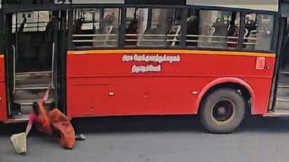 ജോലിക്ക് പോയി മടങ്ങി വരവെ, ബസിൽ നിന്നിറങ്ങിയ വയോധിക അതേ ബസിനടിയിൽപെട്ട് മരിച്ചു