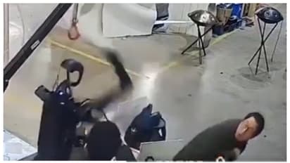 പരീക്ഷണത്തിനിടെ തൊഴിലാളിയെ ആക്രമിച്ച് റോബോട്ട്;  സംഭവം ചൈനയില്‍, വീഡിയോ വൈറല്‍ 