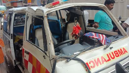 പാർക്ക് ചെയ്ത ആംബുലൻസിൽ ഇടിക്കാതിരിക്കാൻ വെട്ടിച്ചു, രോഗിയുമായി വന്ന ആംബുലൻസ് ബൈക്കുകളിൽ കൂട്ടിയിടിച്ചു; അപകടം