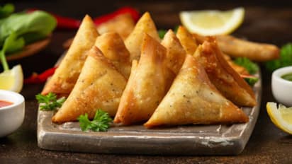 Onion samosa recipe: जानें कैसे बनाएं घर पर कुरकुरा+टेस्टी समोसा चाय के साथ