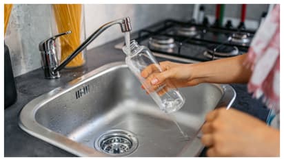 ഉപയോഗത്തിന് ശേഷം വെള്ളം കുപ്പി കഴുകാറില്ലേ? ഇക്കാര്യങ്ങൾ ശ്രദ്ധിക്കണേ 