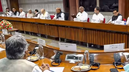 പാക് പ്രകോപനം തുടർന്നാൽ ശക്തമായ തിരിച്ചടി; നിർണായക സർവകക്ഷി യോഗം സമാപിച്ചു, സൈനിക നടപടിക്ക് പൂര്ണ പിന്തുണ