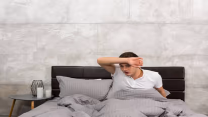 இரவு தூங்கும் போது அதிகம் வியர்க்குதா? இது தான் காரணம்