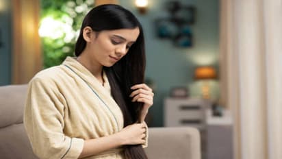 ರೋಸ್ ವಾಟರ್‌ಗೆ ಈ ಪದಾರ್ಥಗಳನ್ನು ಸೇರಿಸಿ ಹಚ್ಚಿದ್ರೆ ಕೂದಲು ದಟ್ಟವಾಗಿ, ಉದ್ದವಾಗಿ ಬೆಳೆಯುತ್ತೆ!