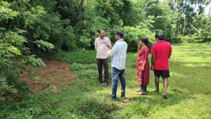 കുന്നംകുളത്തെ ആളൊഴിഞ്ഞ പറമ്പിൽ നിന്ന് അസഹ്യമായ ദുര്‍ഗന്ധം; നാട്ടുകാര്‍ ഉറവിടം കണ്ടെത്തി, ഒട്ടകത്തിന്റെ ജഡം
