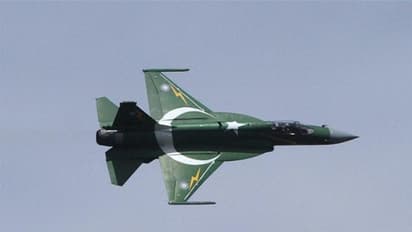 பாகிஸ்தான் போர்  விமானம் சுட்டு வீழ்த்தப்பட்டது.!  ராஜஸ்தானில் உயிருடன் பிடிபட்ட விமானி  