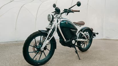 ഫ്ലൈയിംഗ് ഫ്ലീ C6: റെട്രോ-പ്രചോദിത ഇലക്ട്രിക് മോട്ടോർസൈക്കിൾ പ്രദർശിപ്പിച്ച് റോയൽ എൻഫീൽഡ് 