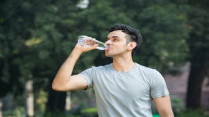 காலையில் வெறும் வயிற்றில் தண்ணீர் குடிப்பதால் உடலில் ஏற்படும் மாற்றங்கள்
