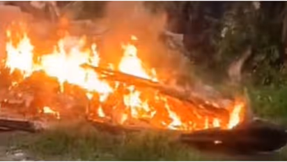 മത്സ്യ ബന്ധനം കഴിഞ്ഞ് കരയിൽ കയറ്റിയ ചെറുവള്ളം കത്തിയ നിലയിൽ