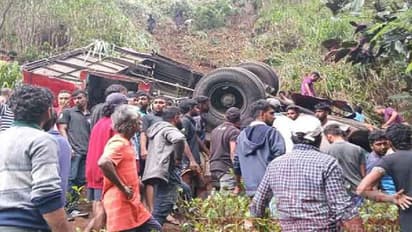 கட்டுப்பாட்டை இழந்து 100 அடி பள்ளத்தில் கவிழ்ந்த பேருந்து! 21 பேர் பலி! பலர் படுகாயம்!