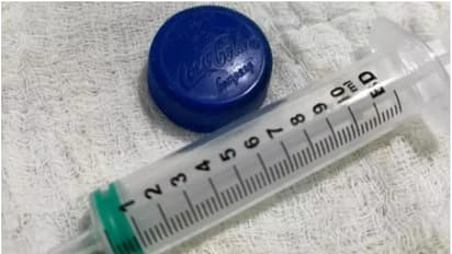 മരുന്ന് കഴിക്കുന്നതിനിടെ കുപ്പിയുടെ അടപ്പ് തൊണ്ടയിൽ കുരുങ്ങി, മിനിറ്റുകൾക്കകം ആശുപത്രിയിലെത്തിച്ചത് രക്ഷയായി